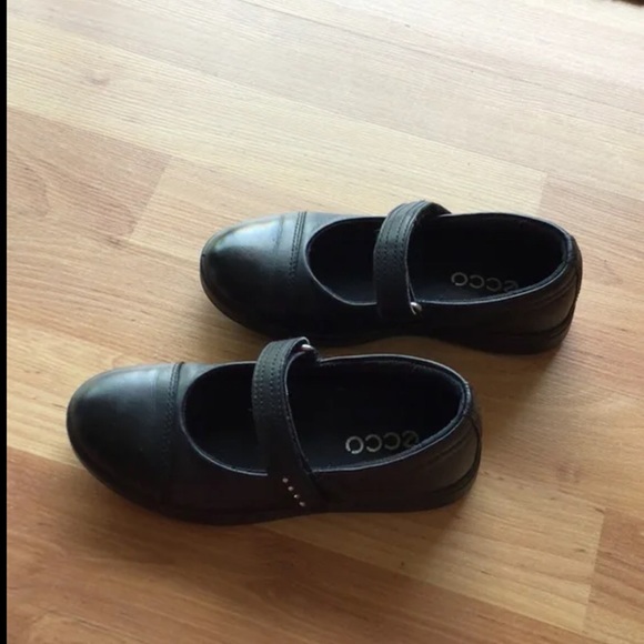 Beautiful Black Leather Shoes - Picture 2 of 3